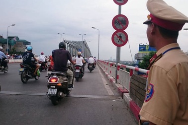 Giải cứu người đàn ông định nhảy cầu Chương Dương tự vẫn