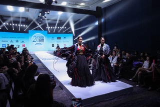 Á hậu Châu Anh trở lại thảm đỏ đầy quyến rũ sau khi được thăng hàm Trung úy - 7