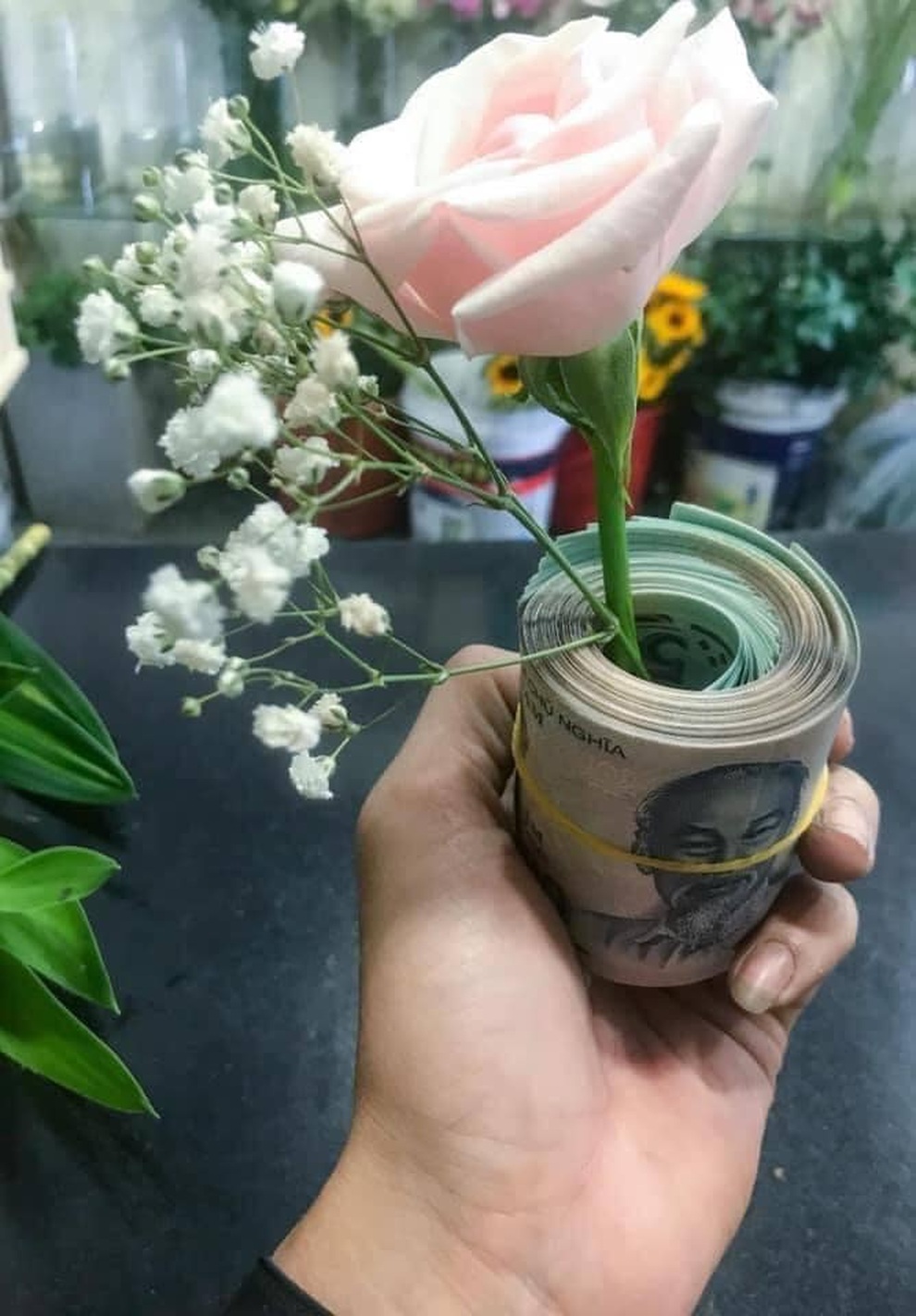 Xôn xao cách làm bình hoa 20/10 đơn giản khiến mọi chị em đều phấn khích - 2 Xôn xao cách làm bình hoa 20/10 đơn giản khiến mọi chị em đều phấn khích - 2