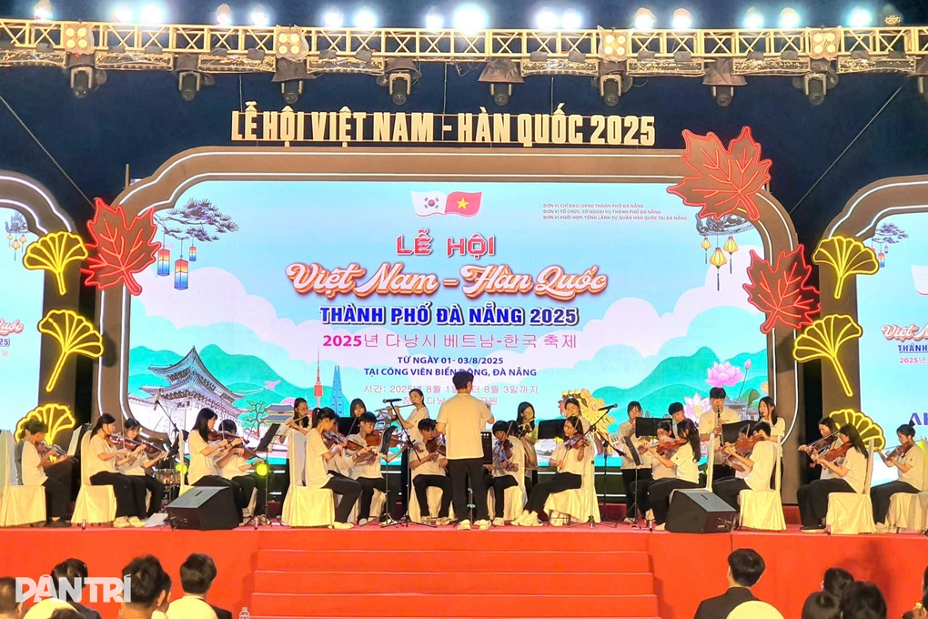 Da Nang welcomes its 1 millionth Korean visitor Đà Nẵng chào đón vị khách Hàn Quốc thứ 1 triệu - 1