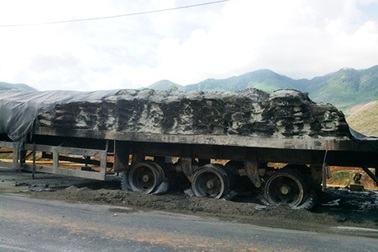 Xe đầu kéo chở xi măng tự bốc cháy trên Quốc lộ 1A