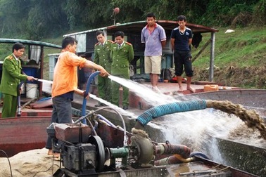 Thanh Hóa: Xử phạt 114 triệu đồng 9 thuyền khai thác cát trái phép