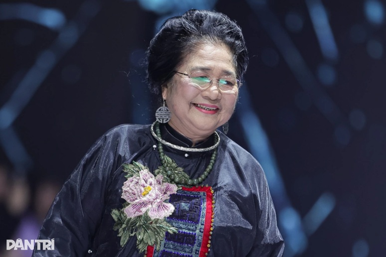 NSƯT Kim Xuyến 80 tuổi trình diễn thời trang, tự trang điểm và làm tóc