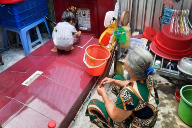 Túng quẫn tuổi xế chiều, cụ bà liều dựng lều sống cùng 5 ngôi mộ người thân