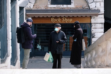 SARS-CoV-2 có thể lây nhiễm ở khoảng cách hơn 8m?