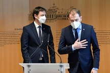 Nguyên thủ đầu tiên trên thế giới mất chức vì lùm xùm mua vắc xin Covid-19