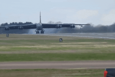 Khoảnh khắc máy bay ném bom B-52 Mỹ hạ cánh kiểu "cua bò"