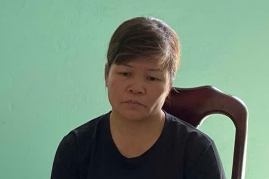 Khởi tố người phụ nữ cắn vào tay cảnh sát giao thông - 1 Khởi tố người phụ nữ cắn vào tay cảnh sát giao thông - 1