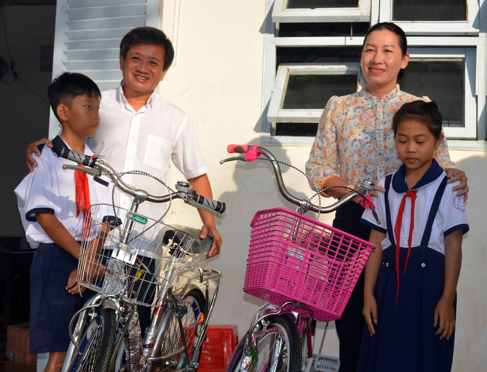Ông Đoàn Ngọc Hải tặng quà, mời học sinh ở U Minh ăn phở - 1 Ông Đoàn Ngọc Hải tặng quà, mời học sinh ở U Minh ăn phở - 1