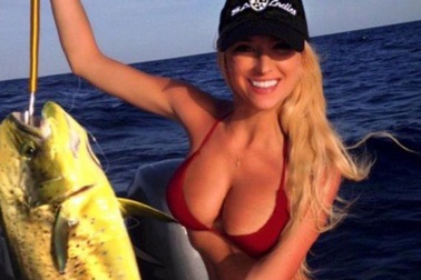 Dân mạng “bấn loạn” với người đẹp diện bikini câu cá khủng