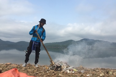 Nhóm bạn trẻ “đội nắng” đi gom rác làm sạch môi trường