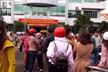 Hơn 500 giáo viên hợp đồng khóc ròng nghe tin sắp mất việc