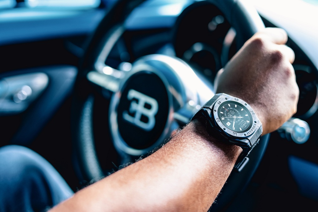 Bugatti ra mắt đồng hồ thông minh đầu tiên bằng vật liệu sợi carbon - 7 Bugatti ra mắt đồng hồ thông minh đầu tiên bằng vật liệu sợi carbon - 7