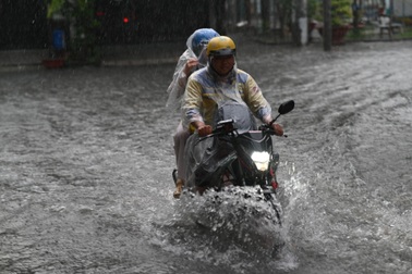TPHCM mưa lớn kéo dài do ảnh hưởng của hoàn lưu bão Bualoi