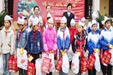 Quà Xuân Kinh Đô đến với học sinh vùng lũ và đồng bào khó khăn