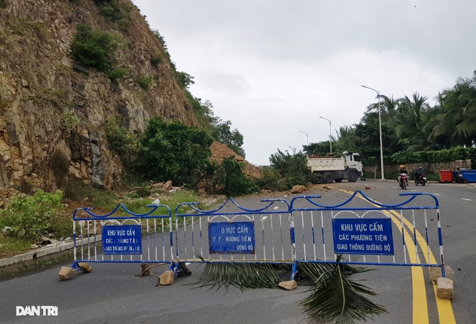 Hàng nghìn m3 đất đá sạt lở chẹn cửa ngõ phía bắc Nha Trang - 6 Hàng nghìn m3 đất đá sạt lở chẹn cửa ngõ phía bắc Nha Trang - 6