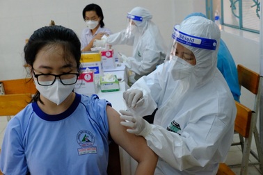 Ngày đầu tiêm vaccine Covid-19 cho trẻ ở TPHCM: 4 em phản ứng sau tiêm