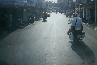 "Đứng tim" với tình huống ô tô lao vào trẻ nhỏ chạy sang đường