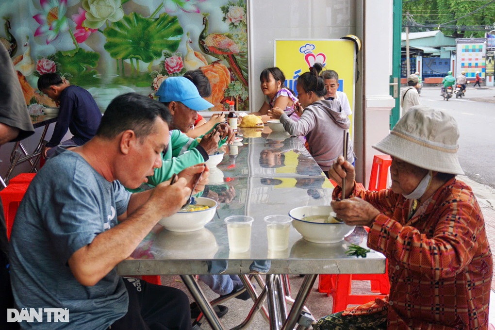 Chủ tiệm vàng ở Bình Dương chi 10 triệu đồng/ngày nấu cơm 0 đồng đãi bà con - 1 Chủ tiệm vàng ở Bình Dương chi 10 triệu đồng/ngày nấu cơm 0 đồng đãi bà con - 1
