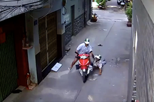 Dân vây bắt đối tượng cướp xe máy của tài xế Grab