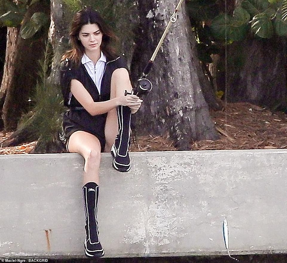 Kendall Jenner khoe dáng siêu thanh mảnh - 9