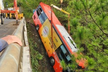 Lâm Đồng: Xe khách lao xuống cầu Đa Sar, khách đập cửa thoát thân