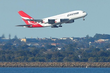 Máy bay suýt cắm mũi xuống biển do nhiễu động