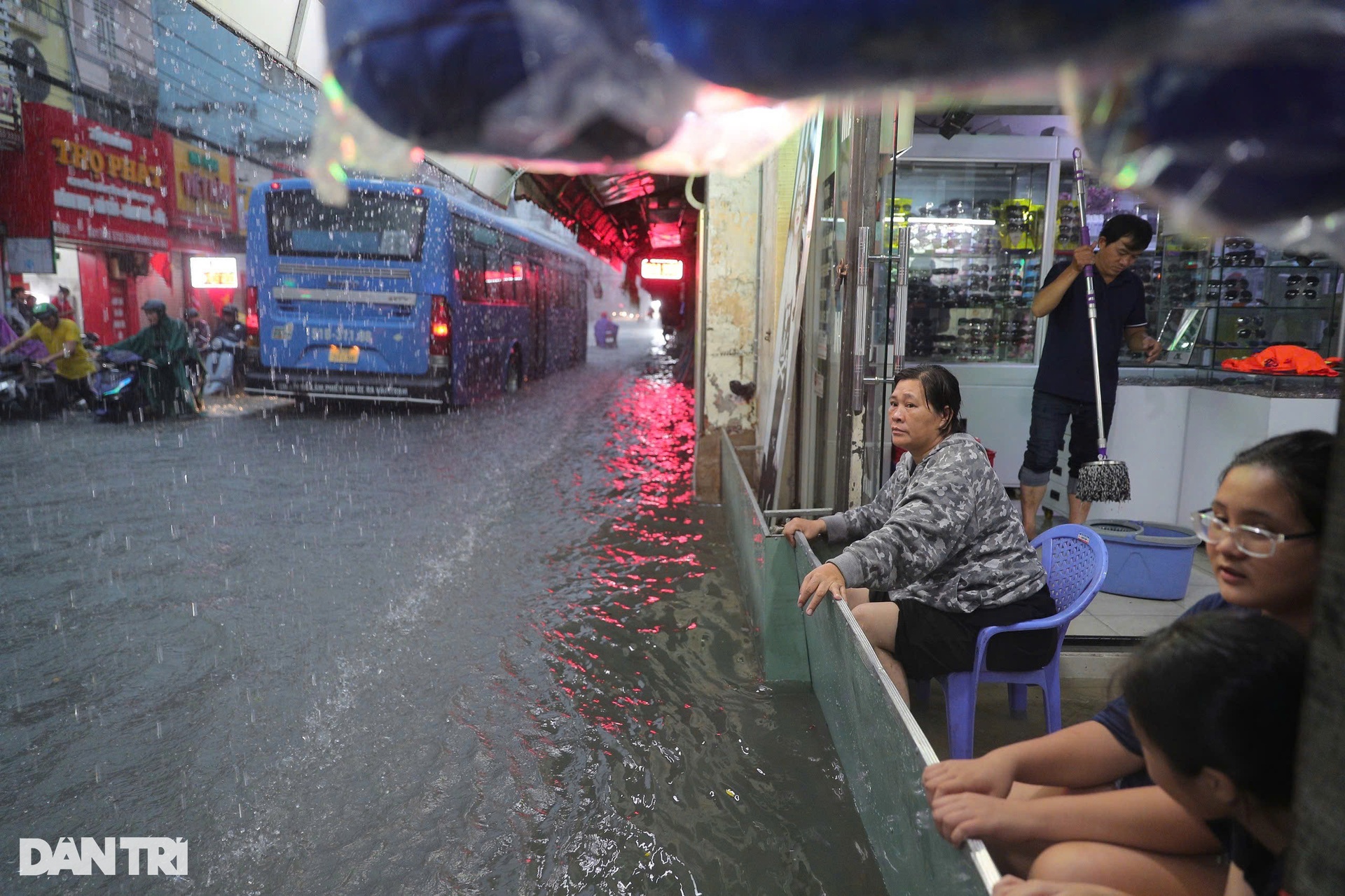 Vịt bơi vào nhà, đường biến thành sông sau mưa lớn ở TPHCM - 14 Vịt bơi vào nhà, đường biến thành sông sau mưa lớn ở TPHCM - 14