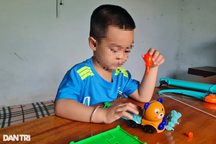 Bé trai 4 tuổi bị bỏ giữa đường, xã liên tục thông báo nhưng chưa ai nhận