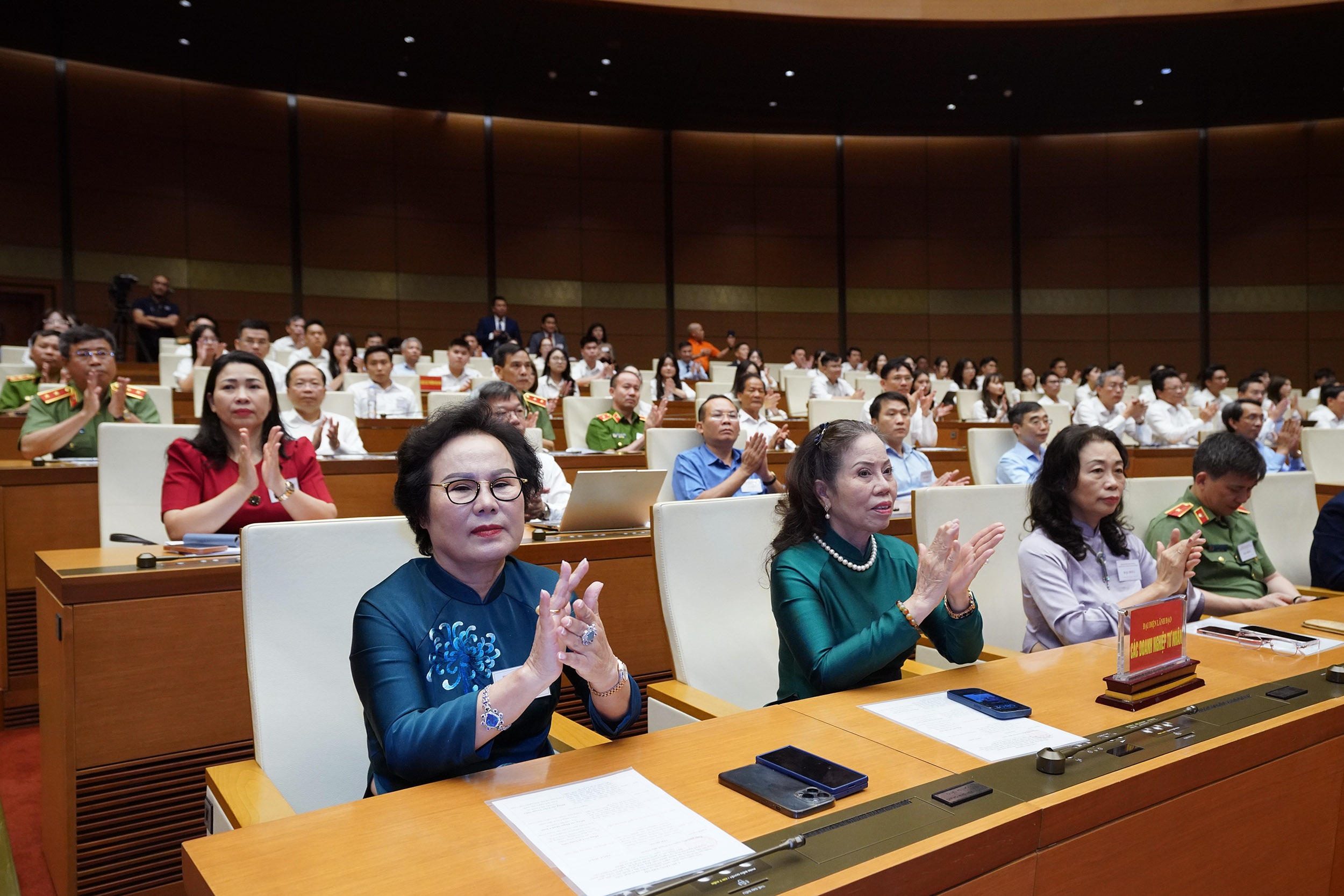 Tràng pháo tay vang dội khi Thủ tướng nhắc điểm đột phá cho kinh tế tư nhân - 3 Tràng pháo tay vang dội khi Thủ tướng nhắc điểm đột phá cho kinh tế tư nhân - 3