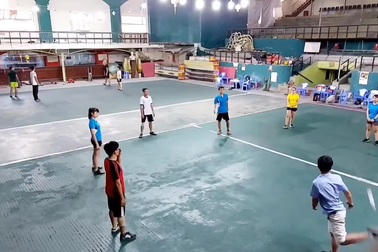 Kiểu đá cầu "khác người" khiến dân mạng cười nghiêng ngả