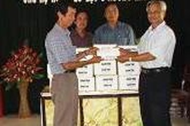 Báo Khuyến học & Dân trí tặng quà cho học sinh vùng lũ