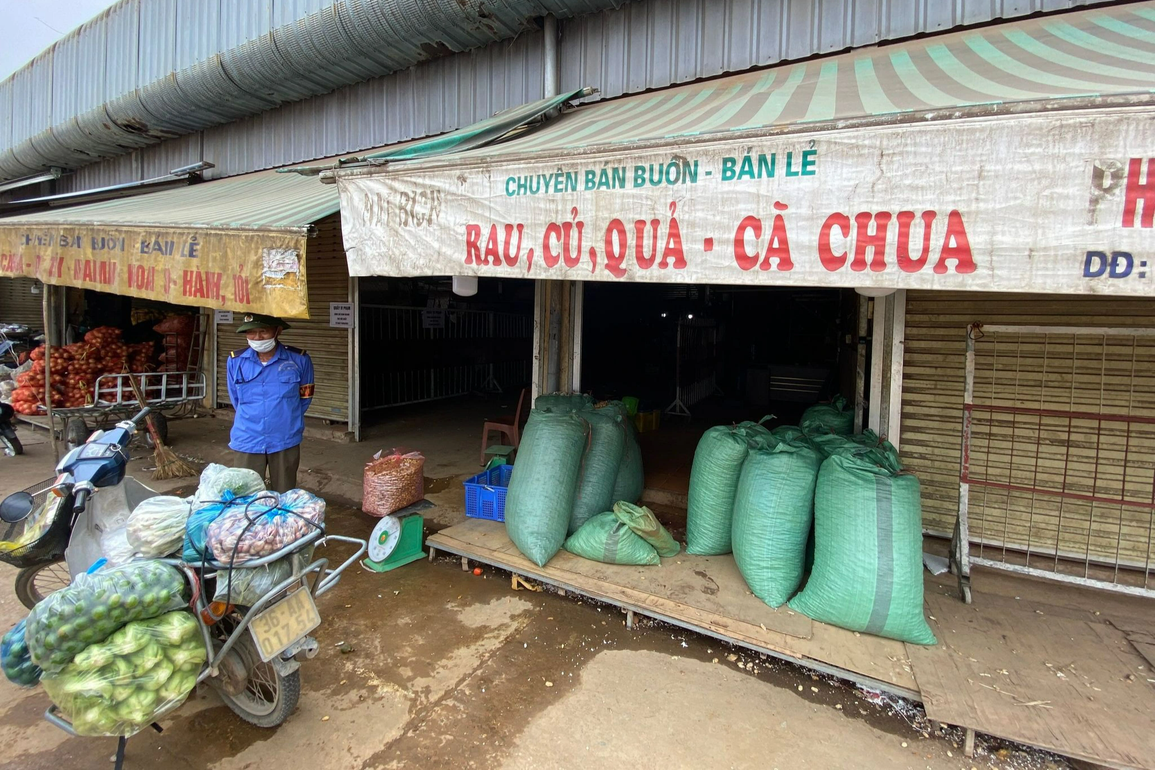 Tiểu thương bất ngờ bị đâm tử vong khi đang ngủ - 1 Tiểu thương bất ngờ bị đâm tử vong khi đang ngủ - 1