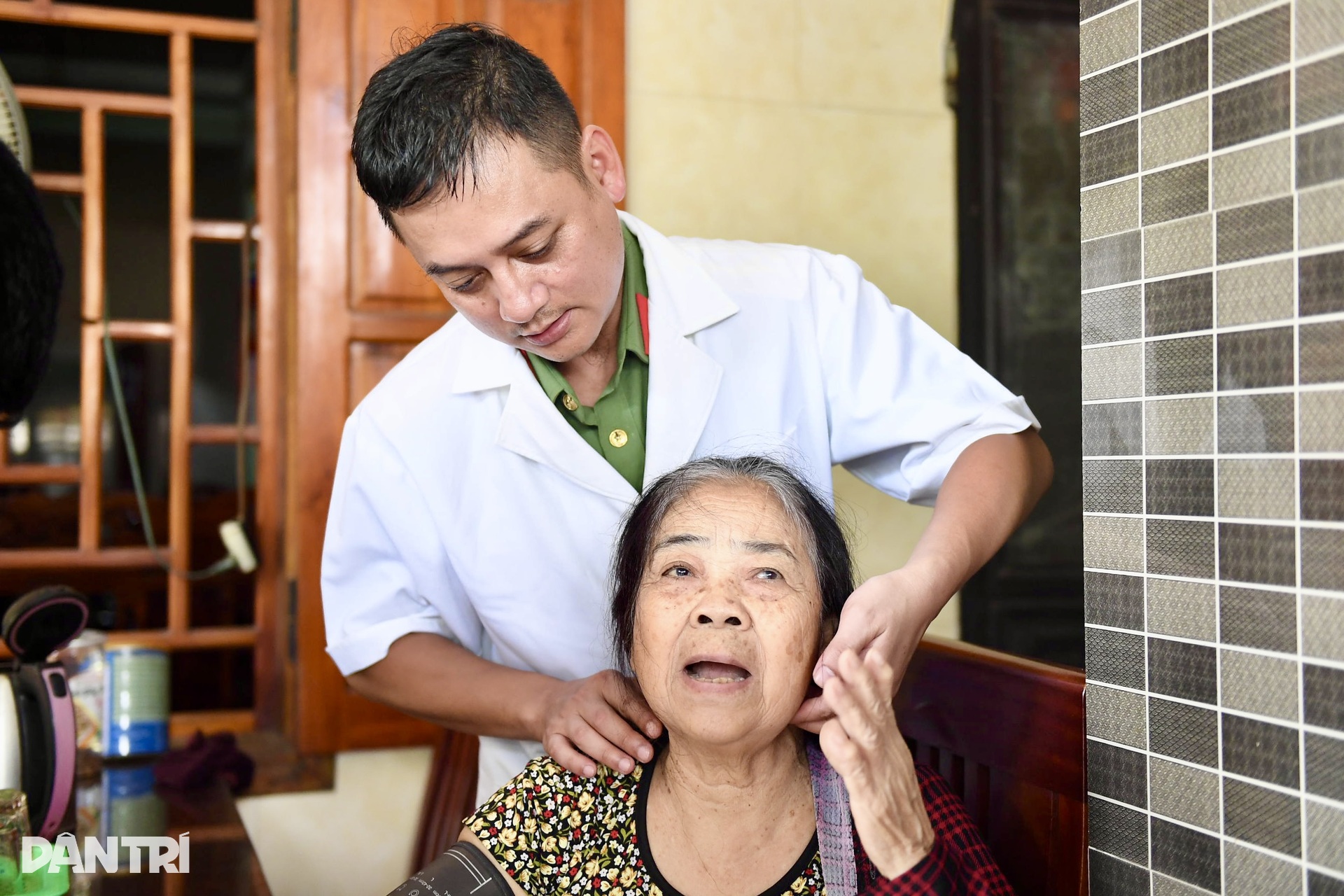 Khám bệnh tận nhà những nhân chứng mang thương tích chiến tranh - 13 Khám bệnh tận nhà những nhân chứng mang thương tích chiến tranh - 13