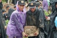 Hàng trăm chiến sĩ công an, biên phòng dầm mưa vác đá, cõng đất gia cố đê