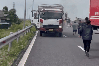 Xe tải bốc cháy trên cao tốc, người dân lao vào dập lửa ứng cứu