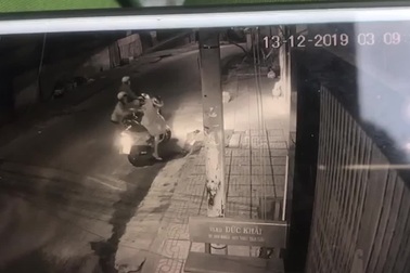 Người phụ nữ bị xịt hơi cay cướp xe máy lúc rạng sáng