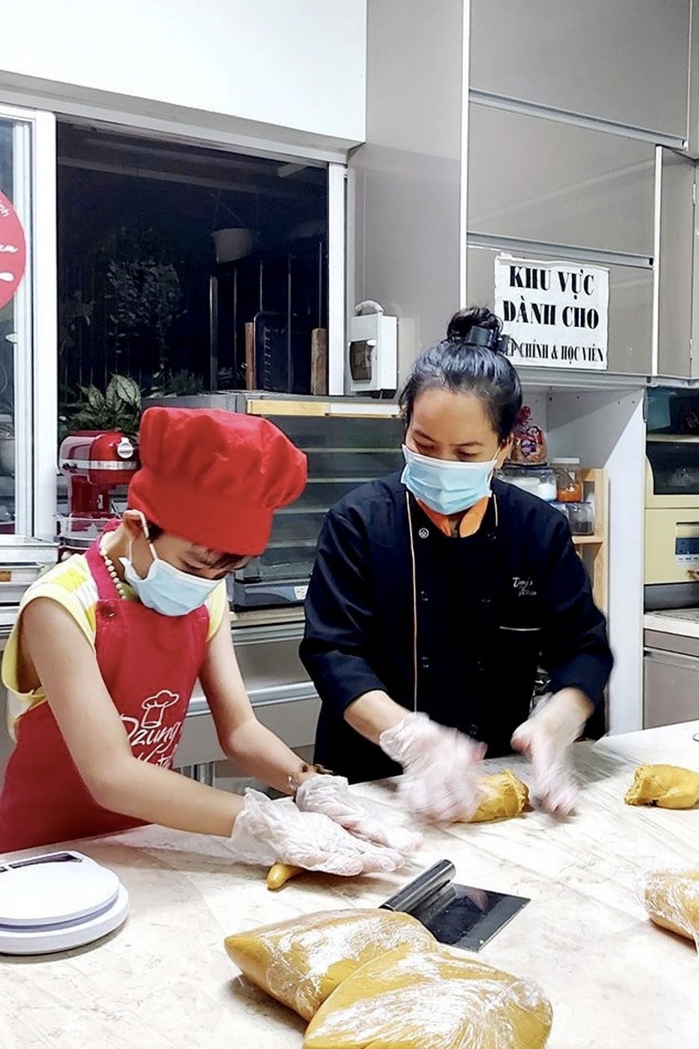 Các đầu bếp nhí ở TPHCM làm bánh Trung thu gửi tặng bệnh nhân Covid-19 - 3 Các đầu bếp nhí ở TPHCM làm bánh Trung thu gửi tặng bệnh nhân Covid-19 - 3