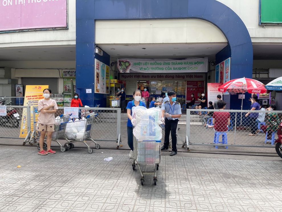 TPHCM: Người dân xếp hàng dài chờ mua thực phẩm, siêu thị không thiếu đồ - 13 TPHCM: Người dân xếp hàng dài chờ mua thực phẩm, siêu thị không thiếu đồ - 13