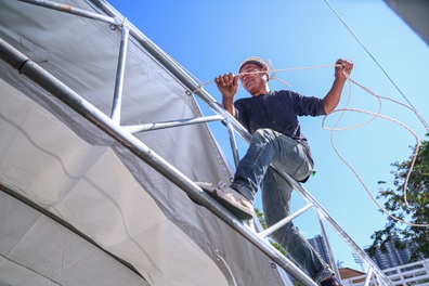 Công nhân Thái Lan căng mình làm việc trước giờ khai mạc SEA Games 33