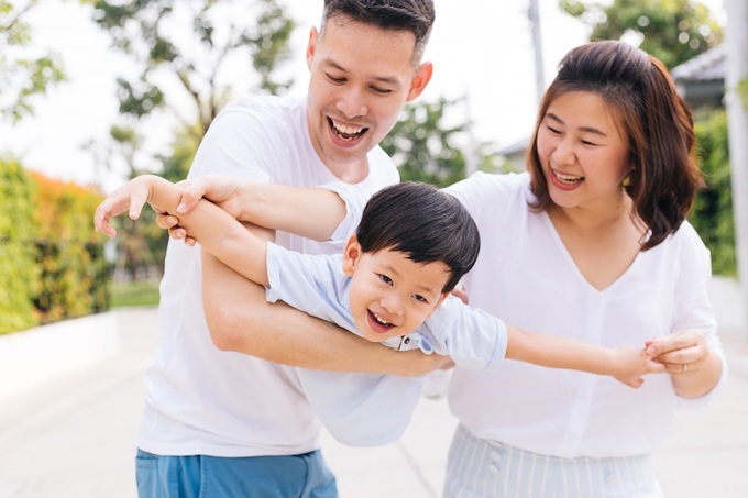 Khi gia đình vui vẻ, con trẻ sẽ hạnh phúc và có thể phát triển lành mạnh. Ảnh minh họa