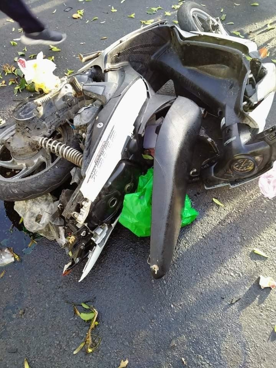 Kia Sorento lao vọt lên vỉa hè gây tai nạn, nghi nữ tài xế nhầm chân ga - 2 Kia Sorento lao vọt lên vỉa hè gây tai nạn, nghi nữ tài xế nhầm chân ga - 2