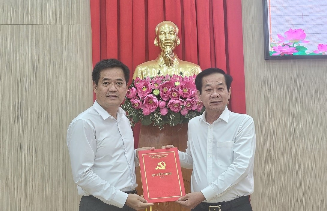 Bí thư Tỉnh ủy Kiên Giang Đỗ Thanh Bình (bên phải) trao quyết định cho ông Lê Quốc Anh (Ảnh: CTV).