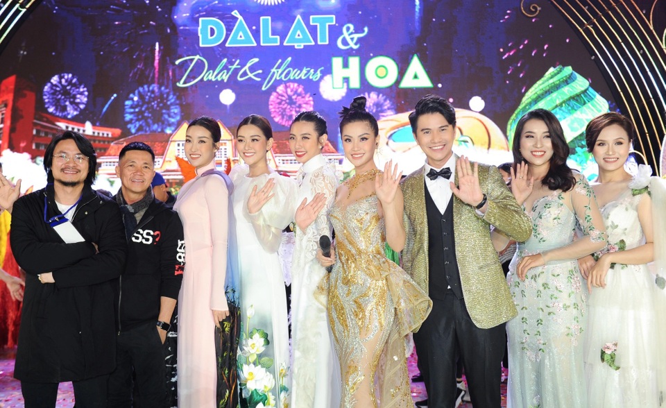 Vũ Mạnh Cường ngỡ ngàng trước mặt mộc của Hoa hậu Thế giới và Lương Thuỳ Linh - 2 Vũ Mạnh Cường ngỡ ngàng trước mặt mộc của Hoa hậu Thế giới và Lương Thuỳ Linh - 2