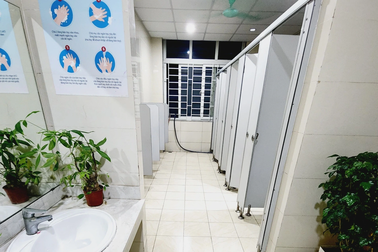 "Con nhịn không dám đi vệ sinh mẹ ạ, nhà vệ sinh ở trường bẩn lắm"