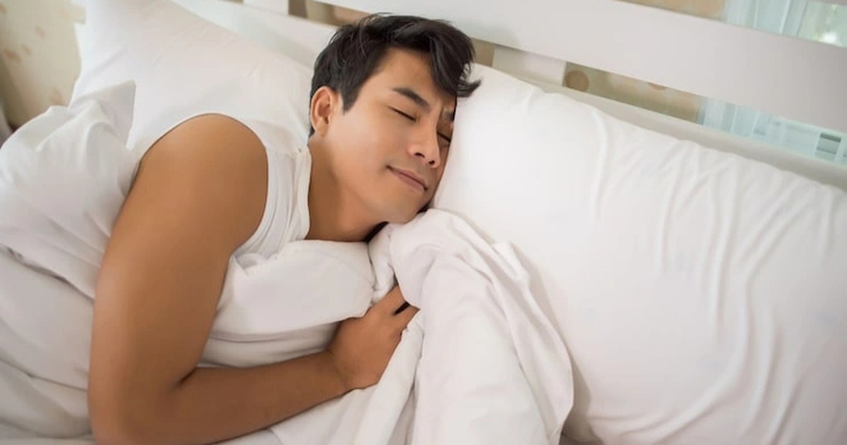 Đến nhà vợ sắp cưới, tôi sững sờ thấy người đàn ông lạ cởi trần trên giường