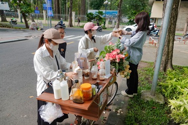 Bỏ vị trí quản lý, cô gái làm xe hoa cà phê kiếm 2 triệu đồng/ngày