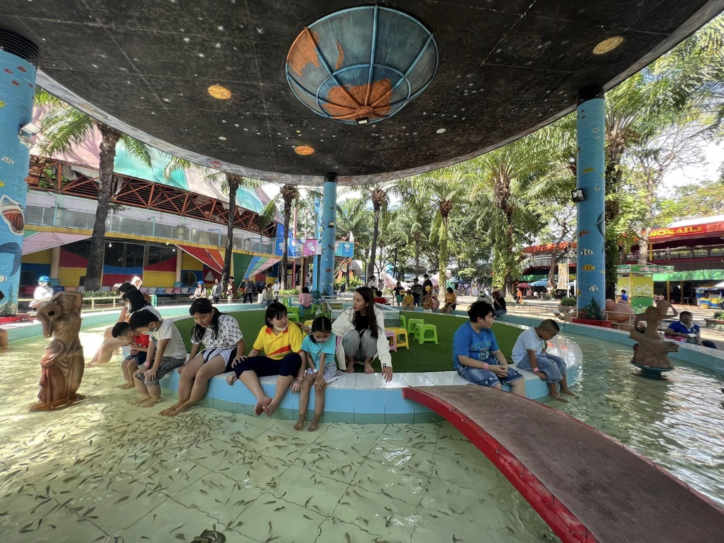 Hình ảnh Hoa hậu Thùy Tiên mặc giản dị, đưa 15 con nuôi đi chơi gây chú ý - 3 Hình ảnh Hoa hậu Thùy Tiên mặc giản dị, đưa 15 con nuôi đi chơi gây chú ý - 3