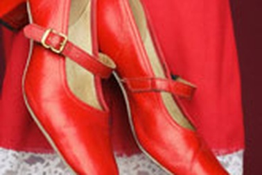 Chiếc áo đầm màu đỏ 