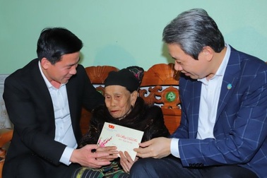 Bí thư Thanh Hóa thăm, tặng quà bộ đội biên phòng và gia đình chính sách